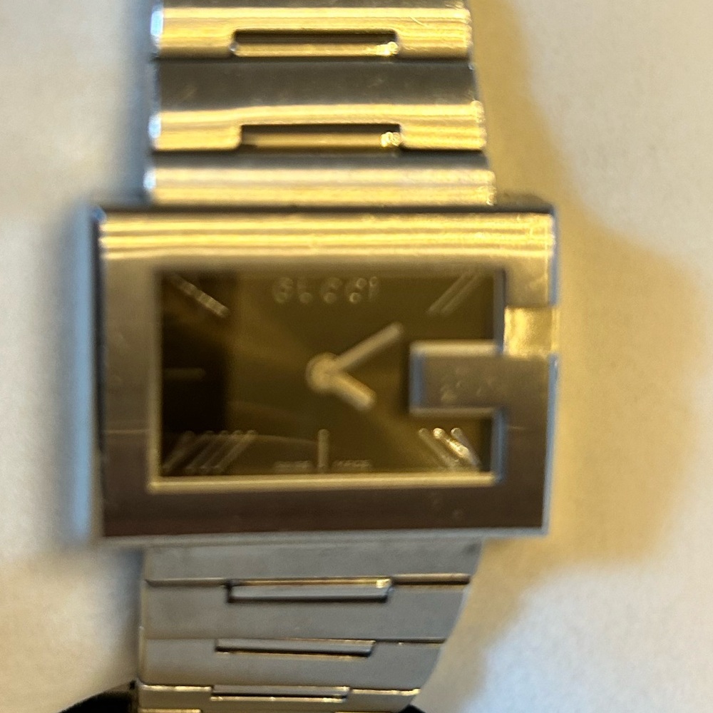 Gucci watch like new- needs a battery.